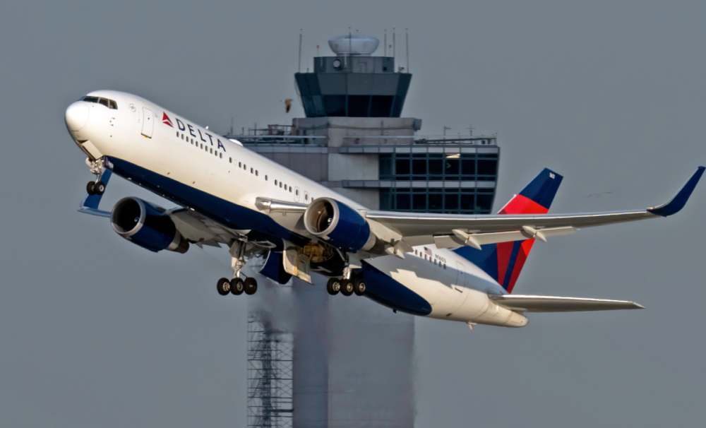فرود اضطراری هواپیمای بوئینگ 767 به علت نقص فنی موتور