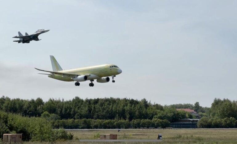  نمونه روزآمد سوخو سوپرجت با موتور غیر بومی به پرواز درآمد