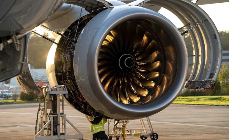 پوشش بیرونی موتور هواپیما